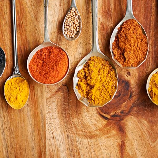 cuillères avec différentes épices montrant les saveurs en anglais