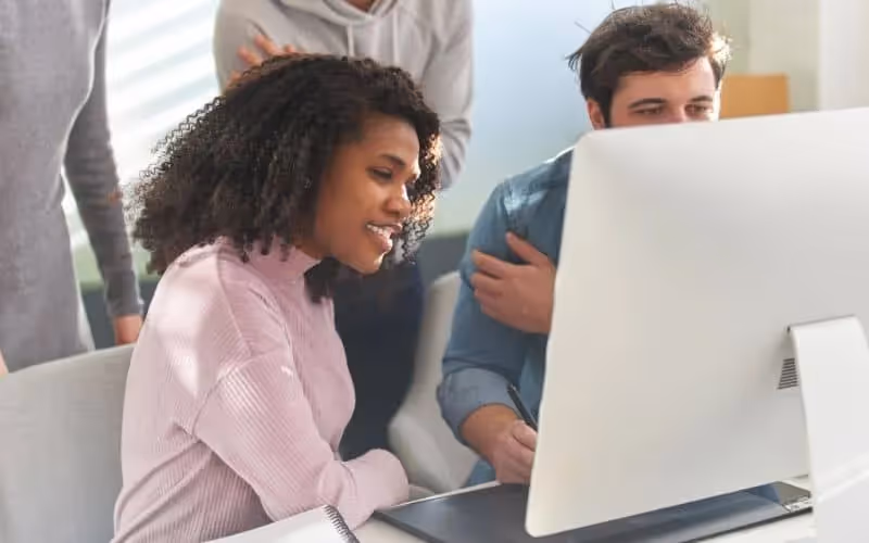 femme et homme devant ordinateur en train de suivre une formation d'anglais entreprise