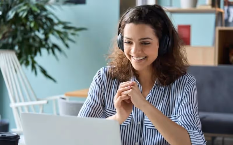femme avec casque qui suit une formation d'anglais en ligne