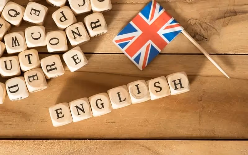 drapeau de l'angleterre avec des dès de lettres qui forment le mot "english"