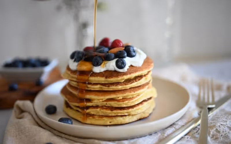 Plat américain pancakes aux fruits rouges
