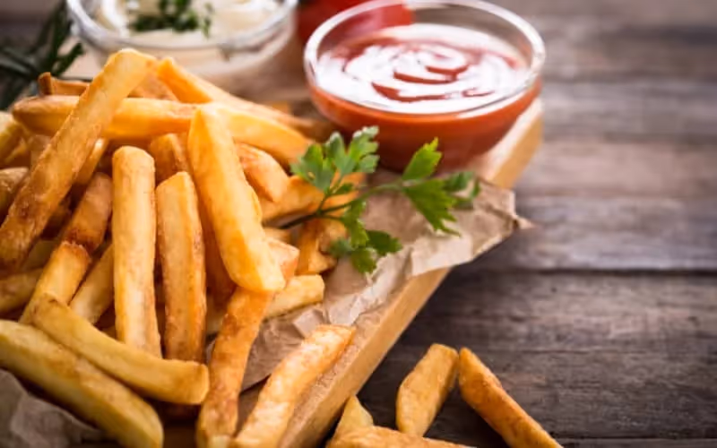 french fries avec sauce ketchup