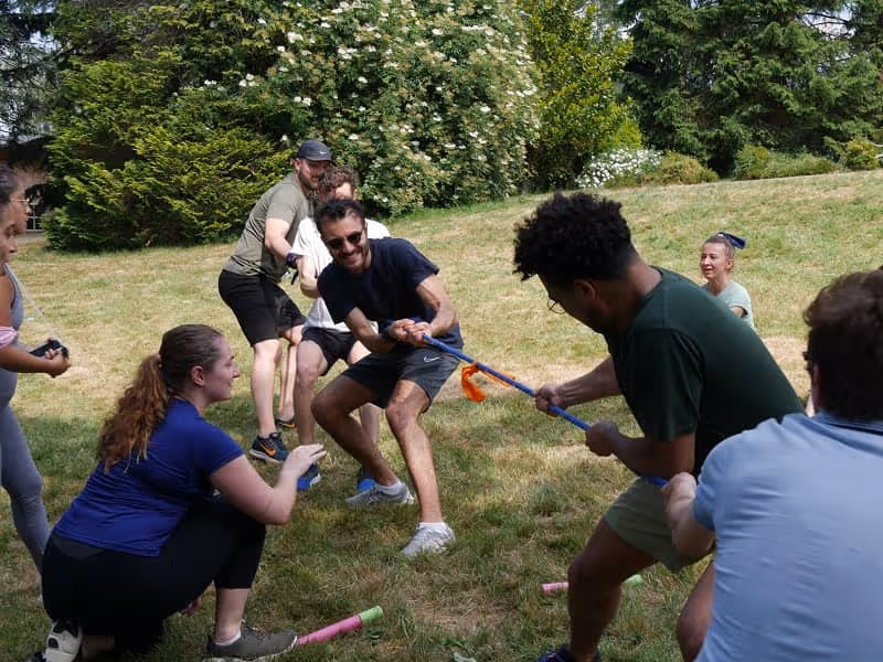 Photo d'activité du séminaire du Cercle des Langues dans laquelle on peut voir deux équipes différentes faire du tir à la corde