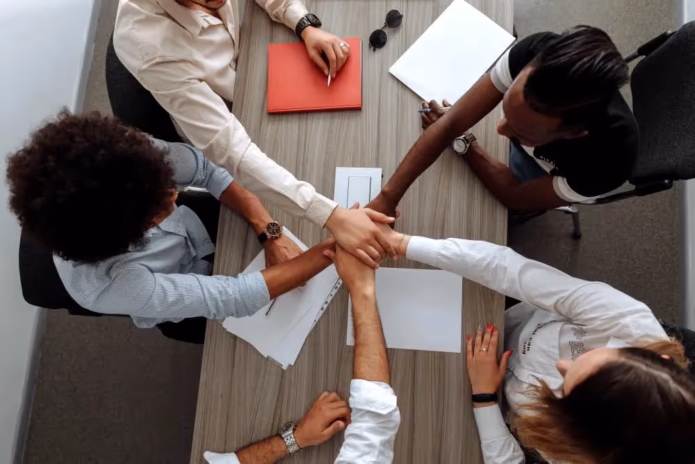 Image collègues motivés qui se tiennent la main