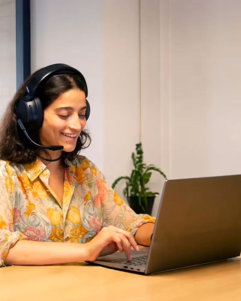 Femme suivant une formation anglais en ligne