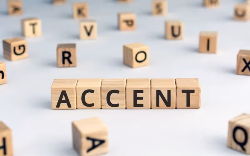 mot "accent" écrit sur des cubes en bois