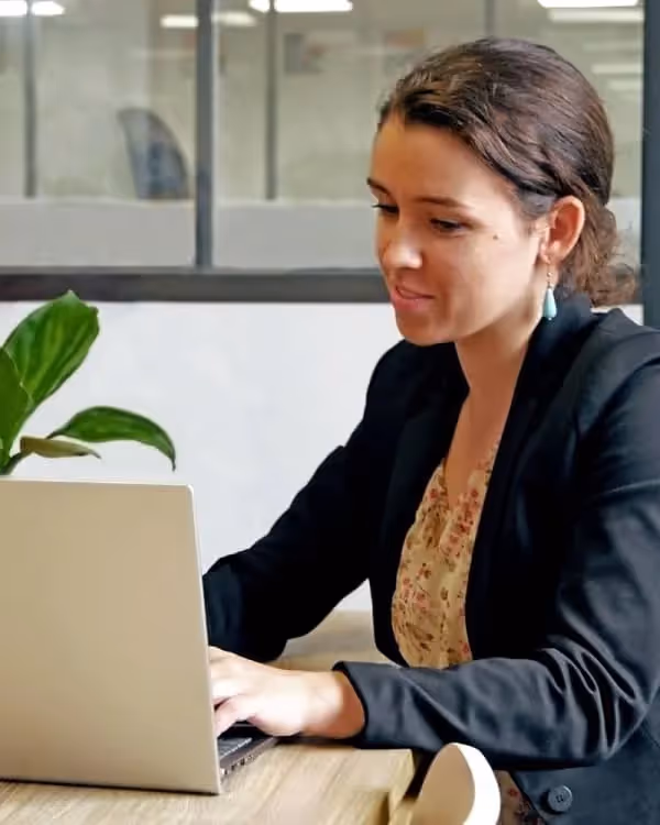 Bénédicte passe le TOEIC devant son ordinateur