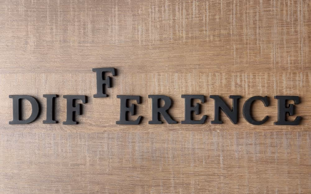 mot différence sur surface en bois