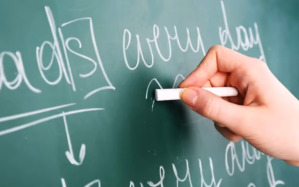 Explication sur le tableau d'une salle de classe avec de la craie comment se forme le pluriel en anglais