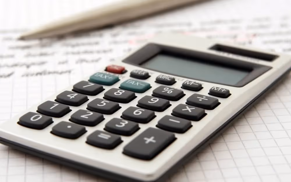 Zoom sur une calculatrice posée sur une feuille