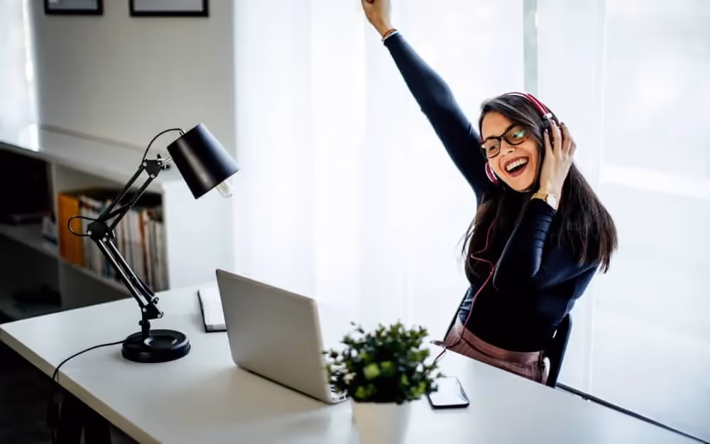 Femme qui a eu une réponse positive d'un job pour s'expatrier à l'étranger grâce à sa formation d'anglais CPF