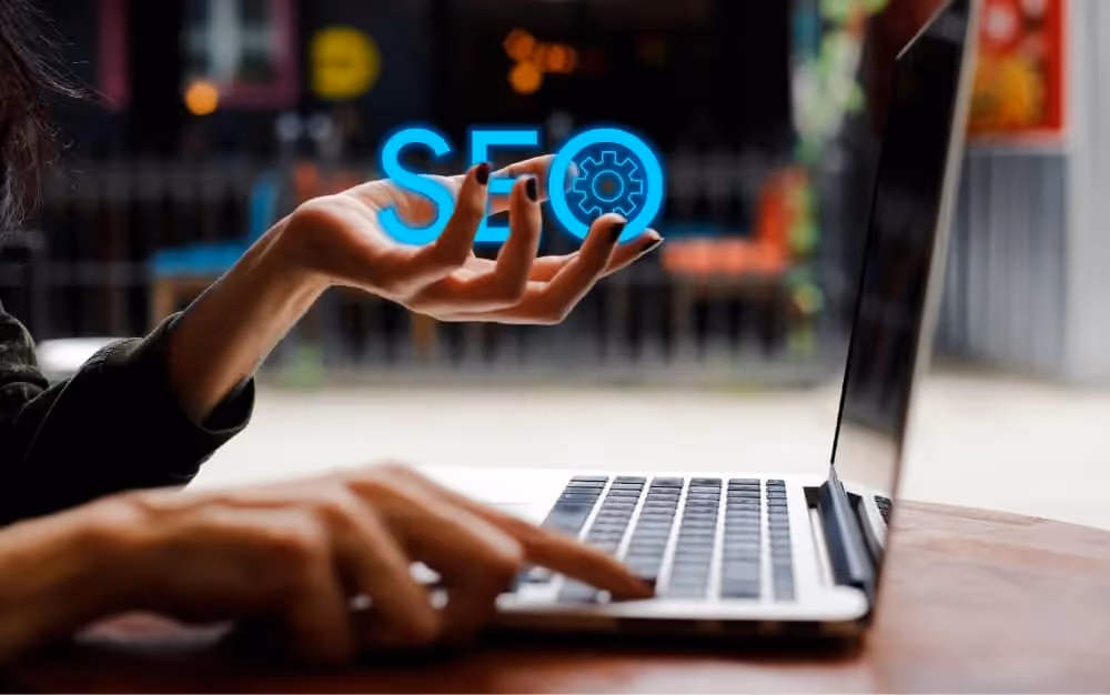 Une main qui tient le sigle SEO du domaine du marketing en anglais