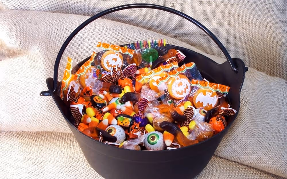 un seau remplis de bonbons pour Halloween