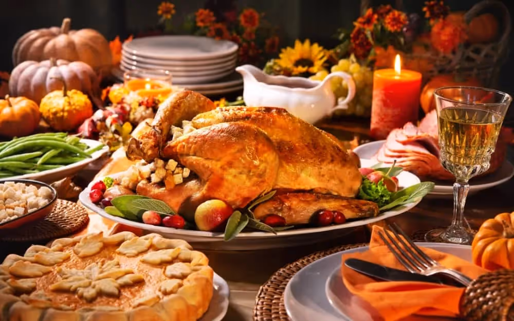 Repas de thanksgiving complet avec dinde et tarte à la citrouille