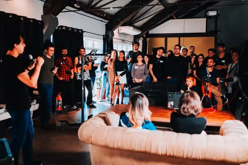 Grand groupe qui fait du networking en anglais dans un grand espace privatisé pour