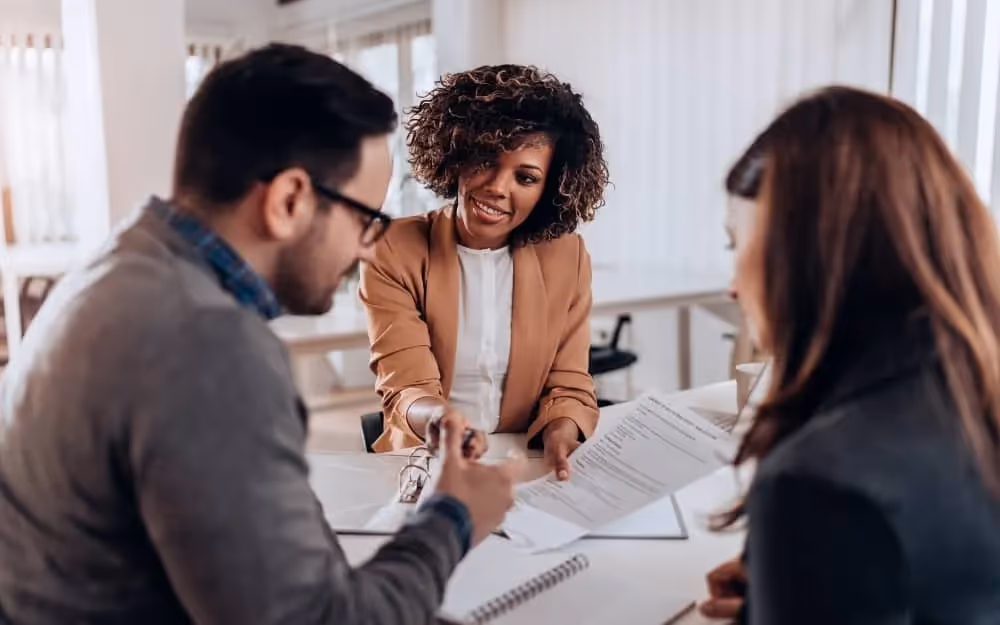 Banquière avec des clients la signature d'un acte bancaire en anglais