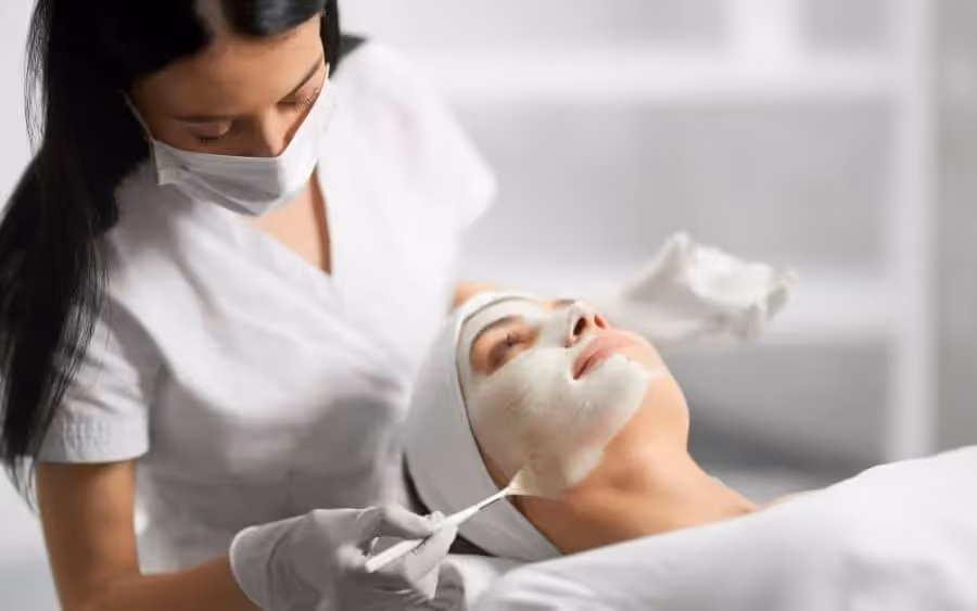 Femme dans un cabinet de beauté anglais faisant un soin en cosmétologie à sa peau