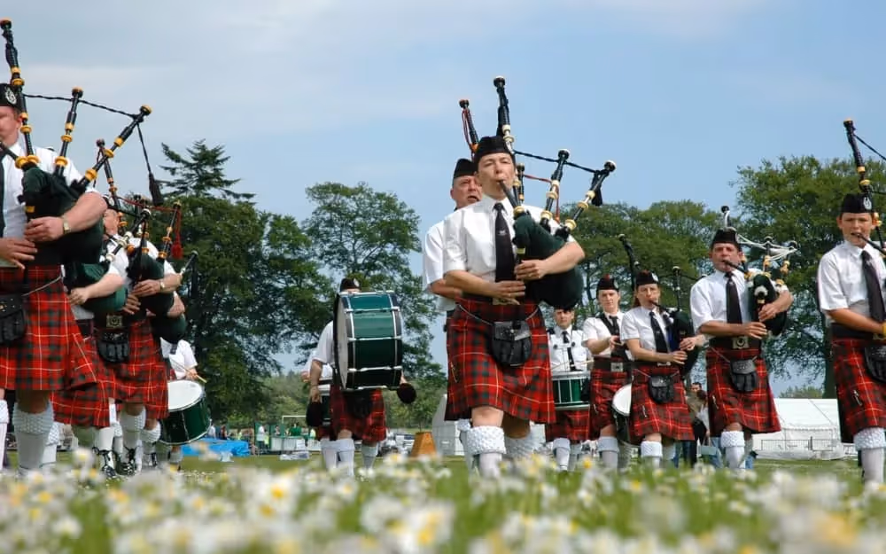 Ecossais portant des kilts pendant un évènement de tradition écossaise