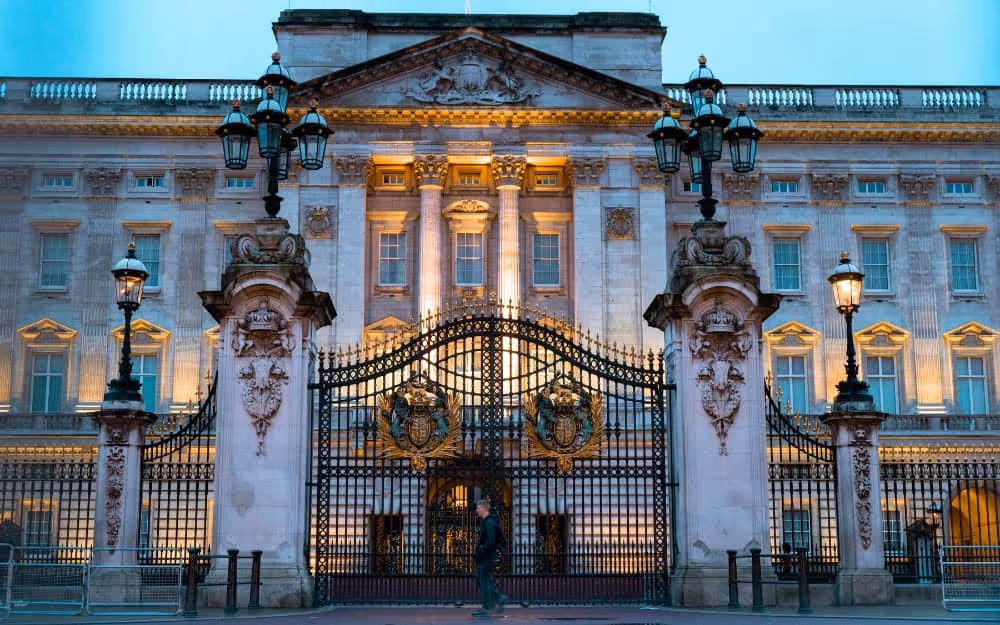 Buckingham Palace est le lieu de résidence de la Reine pendant la monarchie britannique