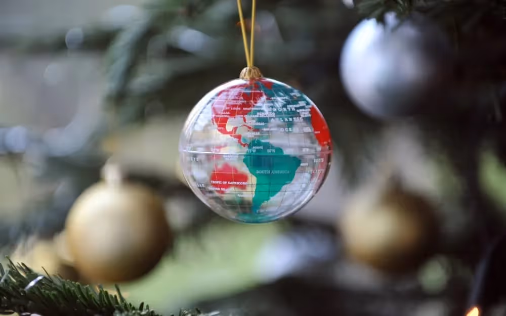 Pendentif globe pour illustrer les variations du mot 'ok' dans le monded