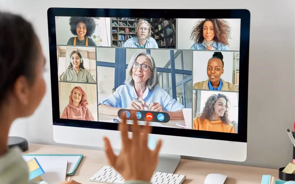 Professeur d'anglais faisant un cours d'anglais en visio à ses élèves