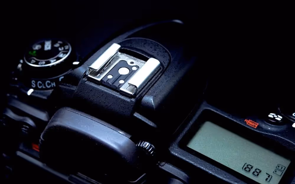 sabot de flash dont le vocabulaire de la photographie en anglais est 'hot shoe'