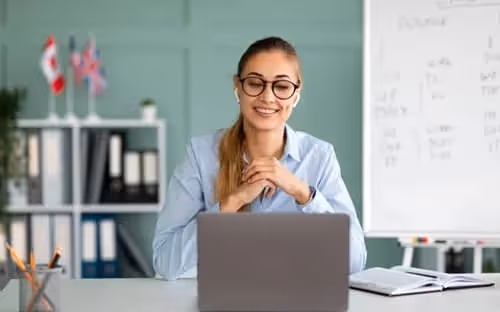 Cours d'anglais en ligne vs Cours d'anglais en présentiel : Quelle option choisir ?