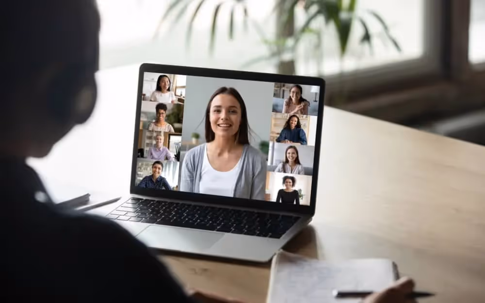 Un élève qui prend un cours de vidéo conférence