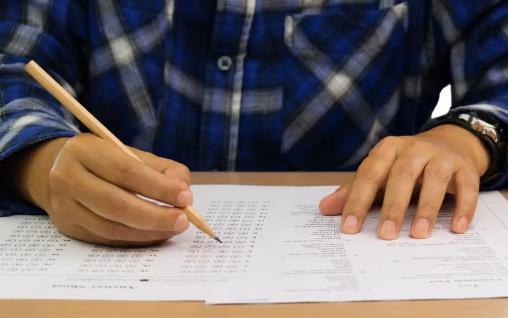 Personne qui effectue un test d'anglais en salle de classe après avoir suivi plusieurs cours d'anglais