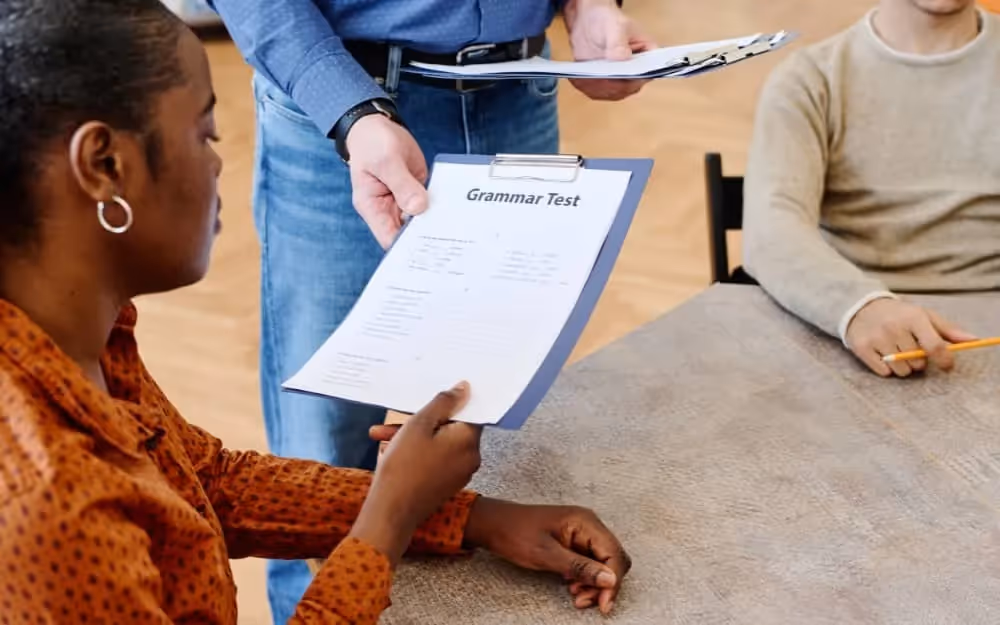 Femme qui donne son test d'anglais qu'elle a effectué après son cours d'anglais