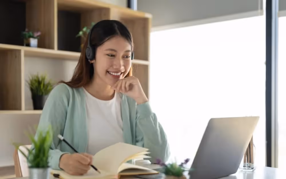 Jeune femme attentive devant son cours d'anglais pour adulte