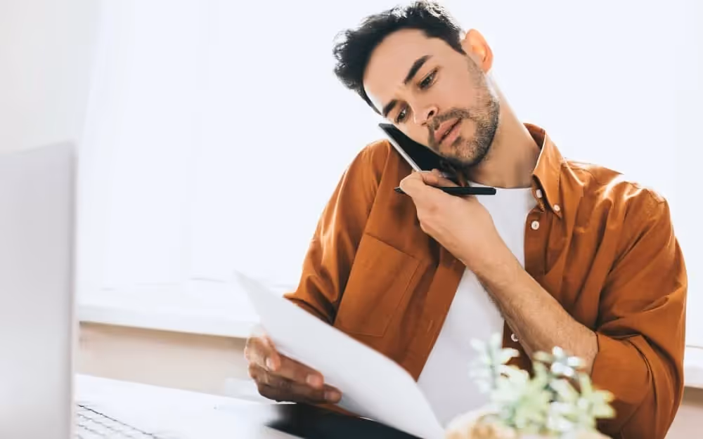 Homme au téléphone qui subit la barrière de la communication en anglais en essayant de comprendre ce que son interlocuteur lui dit
