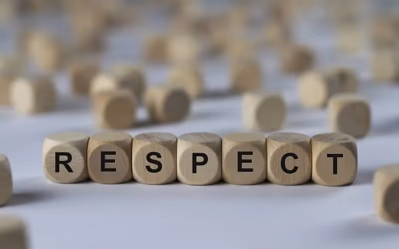 mot "respect" écrit sur des cubes en bois pour illustrer les formules de politesse en anglais