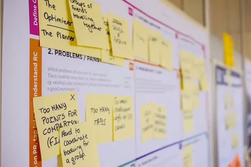 Feedback continu en anglais affiché sur un tableau blanc sous forme de post-it