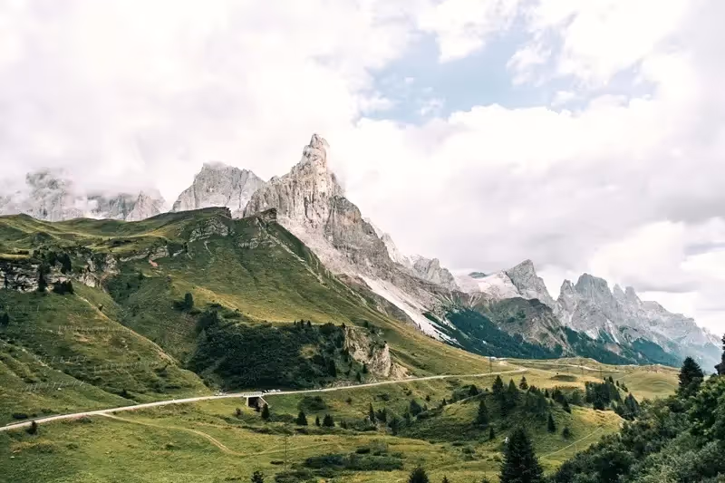 Montagne en anglais avec de le verdure autour et un temps nuageux