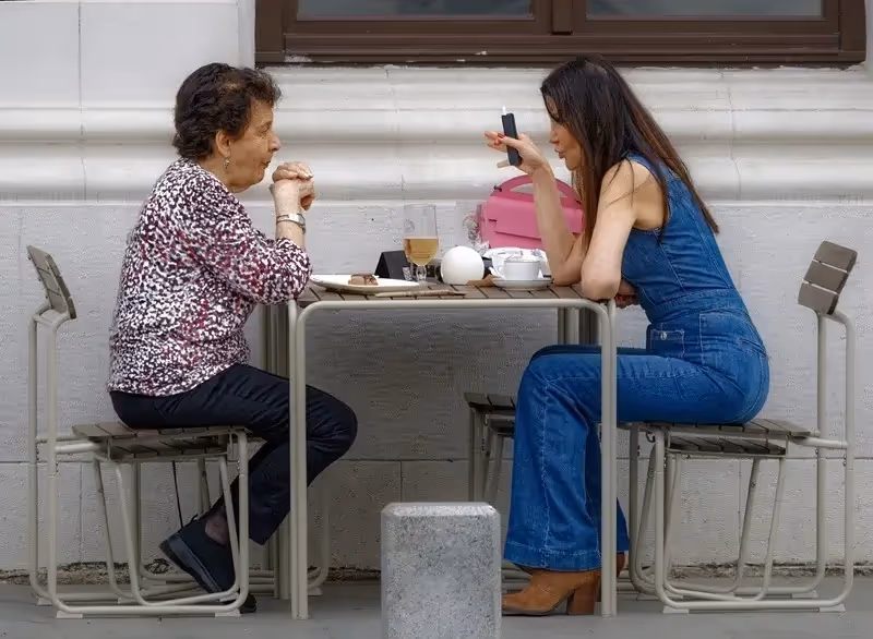 Une mère et une fille au restaurant qui ont une conversation sur l'utilité des cours d'anglais pour la prononciation anglaise