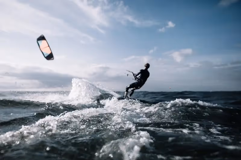 Un homme qui a pu participé à une compétition internationale de kitesurf après avoir suivit des cours d'anglais pour les sportifs