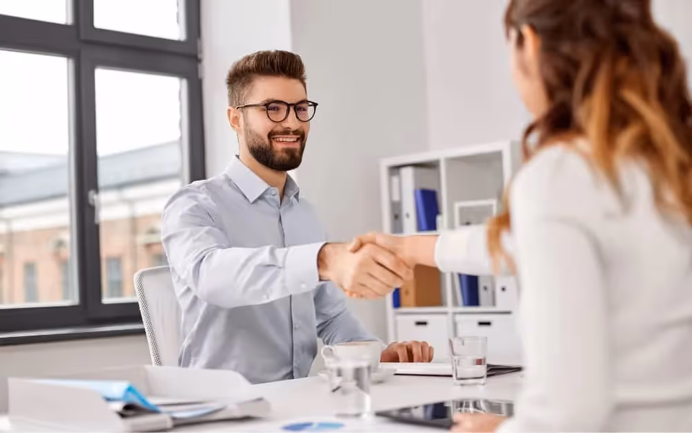 Demandeur d'emploi en plein entretien après sa formation d'anglais CPF