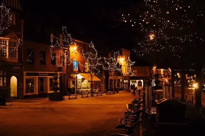 illuminations de Noël dans la ville la nuit