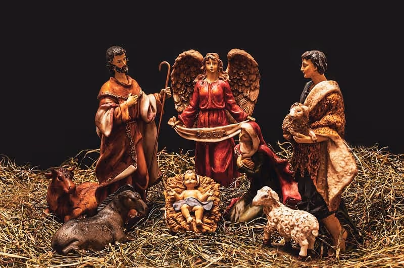 réprésentation de la crèche avec Jésus qui dort dans son berceau