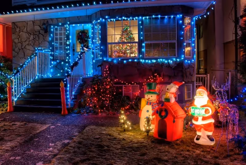 maison décorée avec pleins de décorations de Noël dont un père Noël lumineux