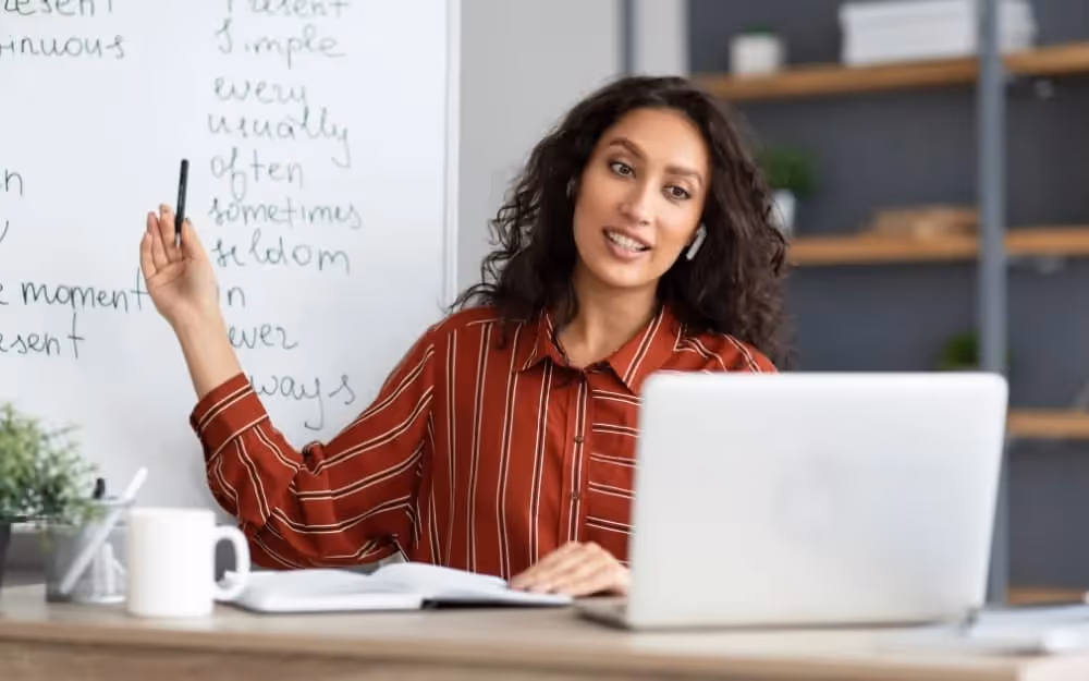 Professeur qui montre les règles de grammaire anglaise sur tableau de classe en appel en ligne à ses élèves