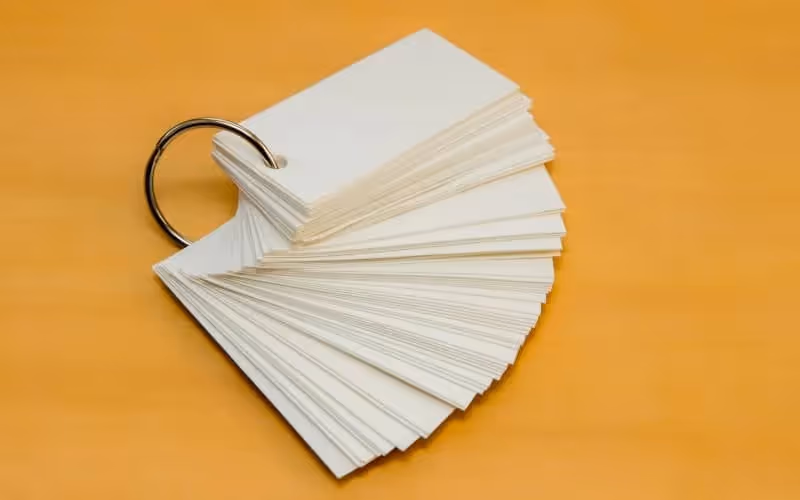 Flashcards sur fond jaune presque orange