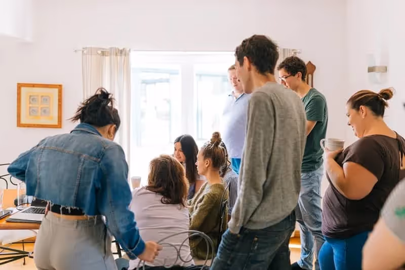 groupe de collaborateurs en pleine réunion d'anglais professionnel