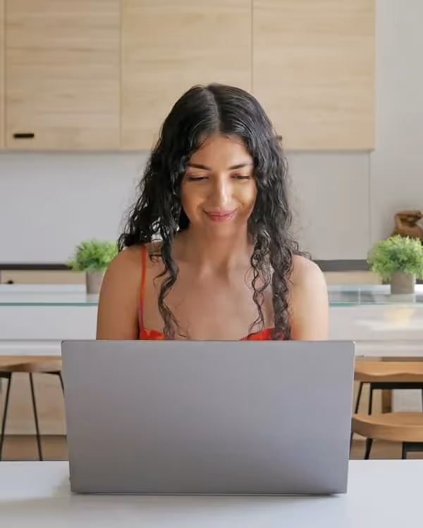 Dahlia qui sourit devant ordinateur