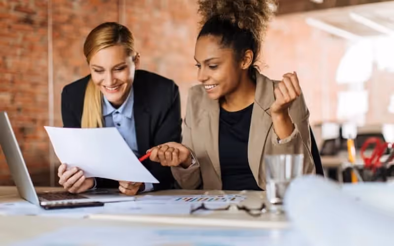 Deux femmes parlent du financement OPCO