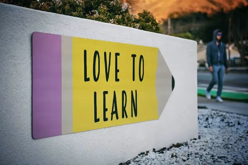 love to learn écrit sur un mur