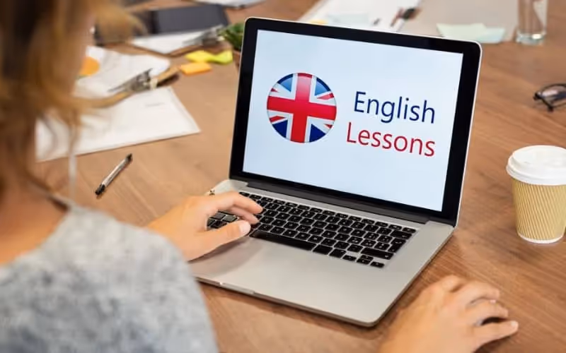 personne qui fait un cours d'anglais en ligne sur le future continuous