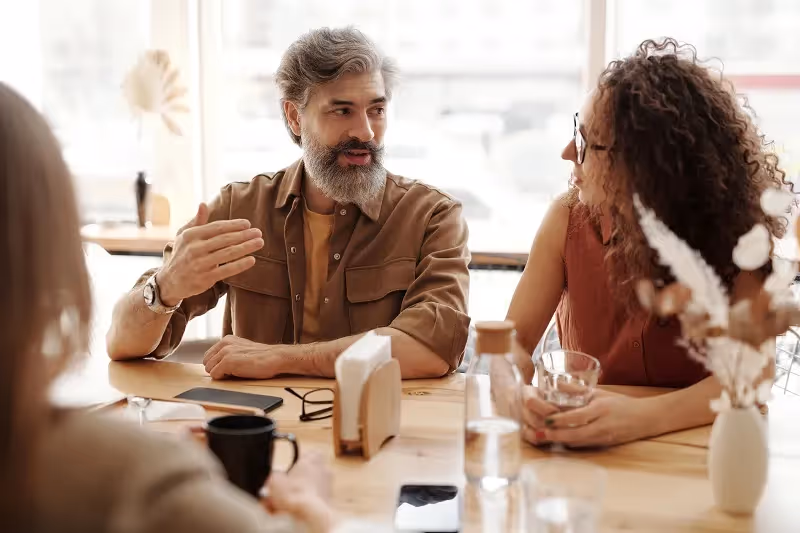 amis qui parlent à la table d'un restaurant