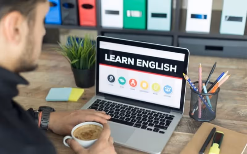 Homme suivant une formation d'anglais pour débutants en ligne 